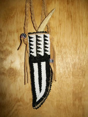 beaded_knife_B%26Wsheath.jpg